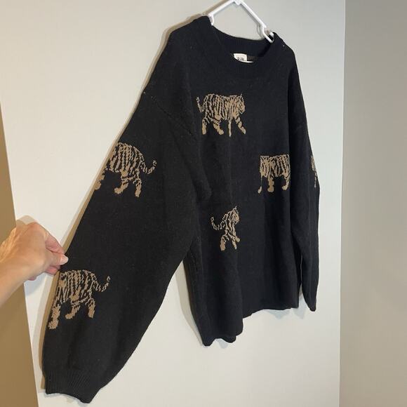 Bibi Black Tiger Pattern Pull Over Sweater Size XL Women’s Boutique Crew Neck - Picture 2 of 8